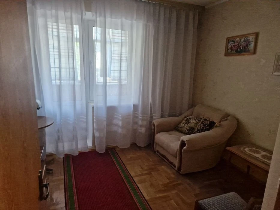 3-кімнатна, 2й поверх, Драгоманова 25. Довгострокова оренда
