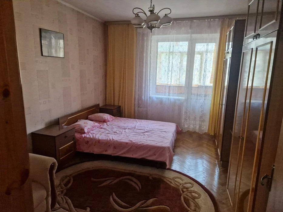 3-кімнатна, 2й поверх, Драгоманова 25. Довгострокова оренда