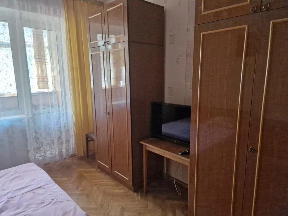 3-кімнатна, 2й поверх, Драгоманова 25. Довгострокова оренда