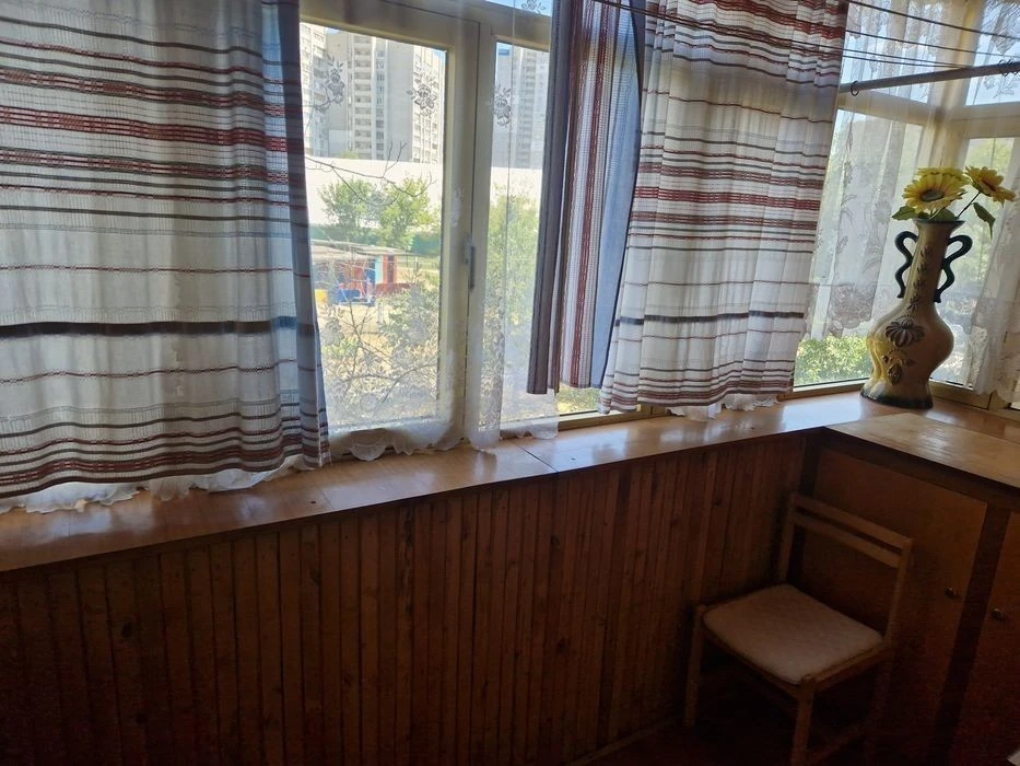3-кімнатна, 2й поверх, Драгоманова 25. Довгострокова оренда