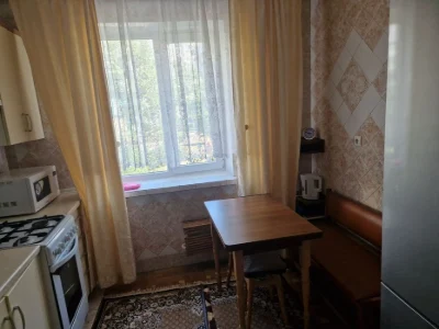 3-кімнатна, 2й поверх, Драгоманова 25. Довгострокова оренда