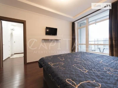 Здається 2к квартира, 85 м. кв., 3 поверх, паркінг, комора.