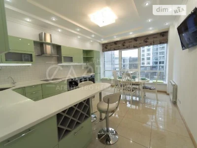 Здається 2к квартира, 85 м. кв., 3 поверх, паркінг, комора.