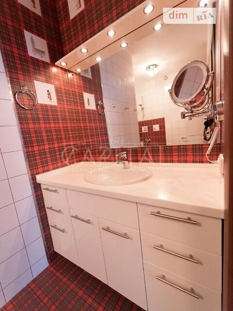 Здається 2к квартира, 85 м. кв., 3 поверх, паркінг, комора.