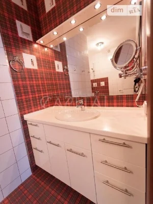 Здається 2к квартира, 85 м. кв., 3 поверх, паркінг, комора.