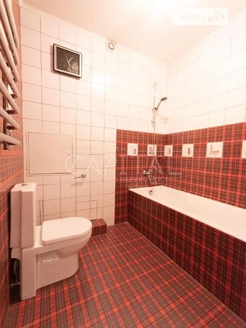 Здається 2к квартира, 85 м. кв., 3 поверх, паркінг, комора.