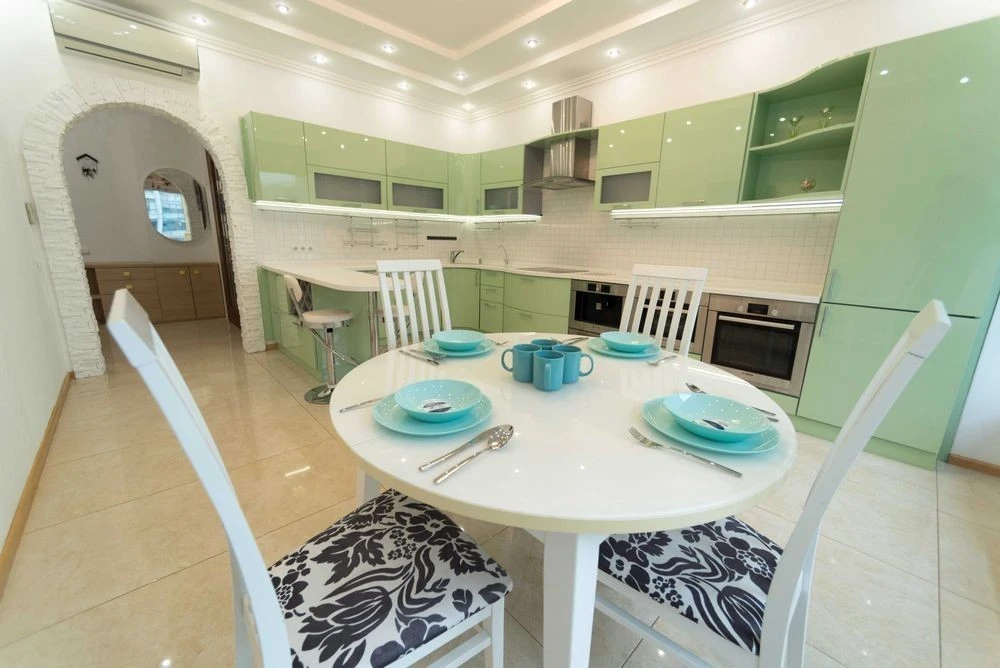 Здається 2к квартира, 85 м. кв., 3 поверх, паркінг, комора.