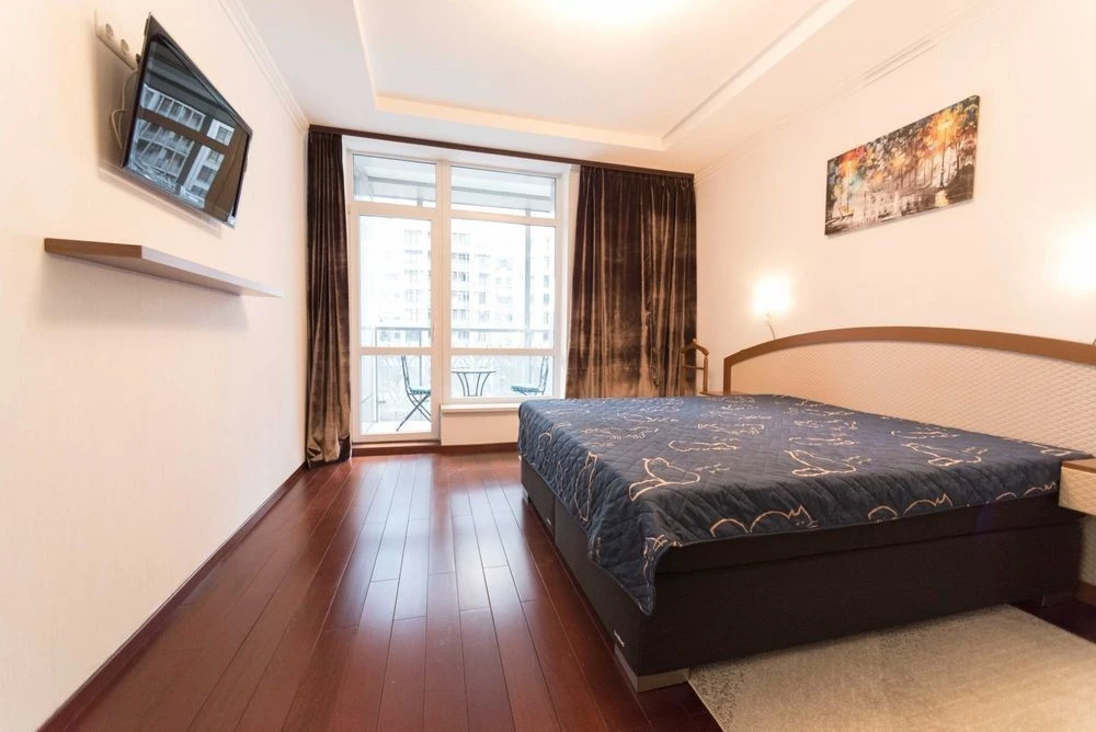 Здається 2к квартира, 85 м. кв., 3 поверх, паркінг, комора.