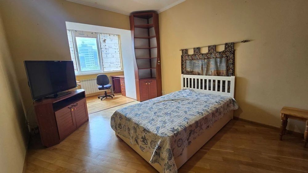 Квартира біля парку, метро Берестейська.