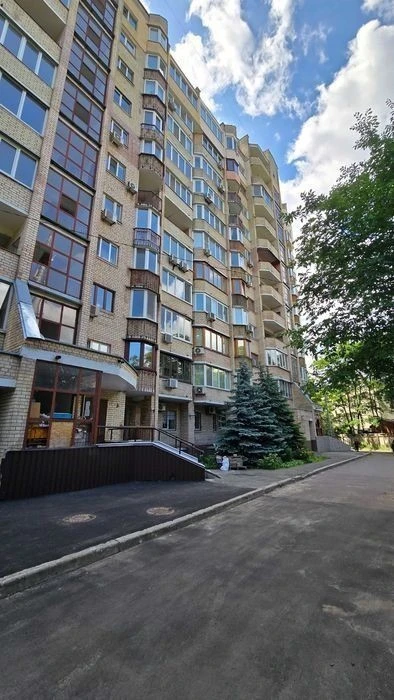Квартира біля парку, метро Берестейська.
