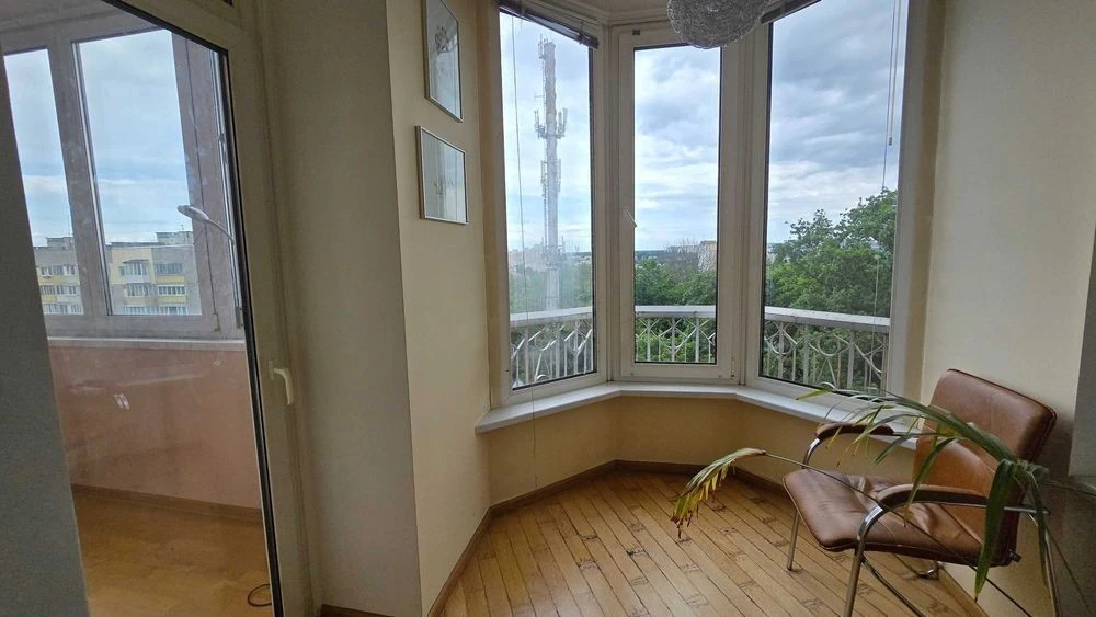 Квартира біля парку, метро Берестейська.