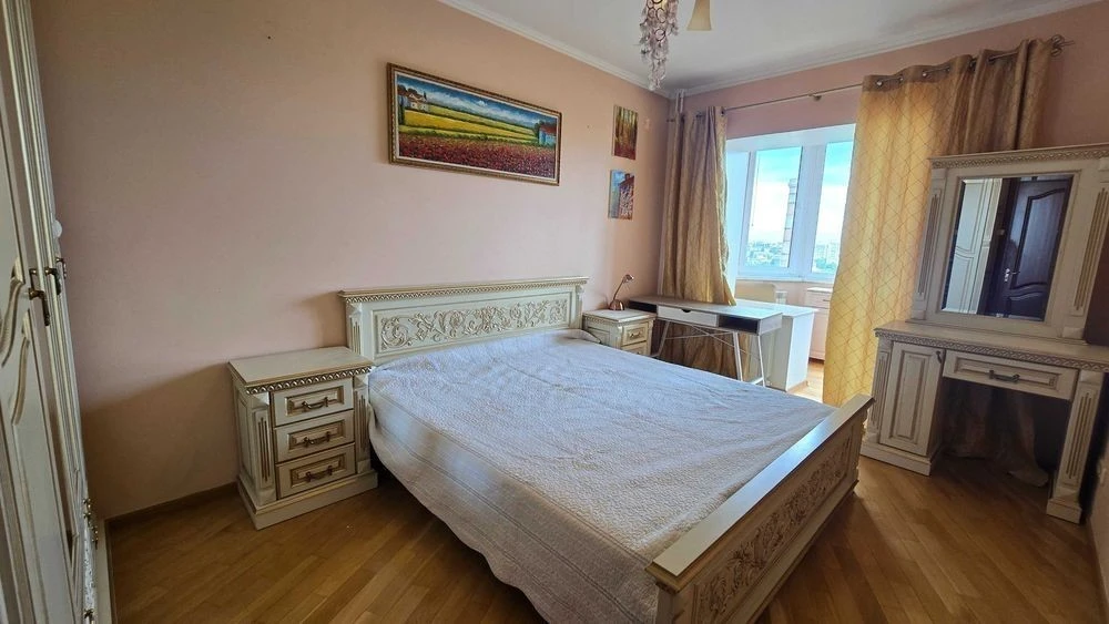 Квартира біля парку, метро Берестейська.