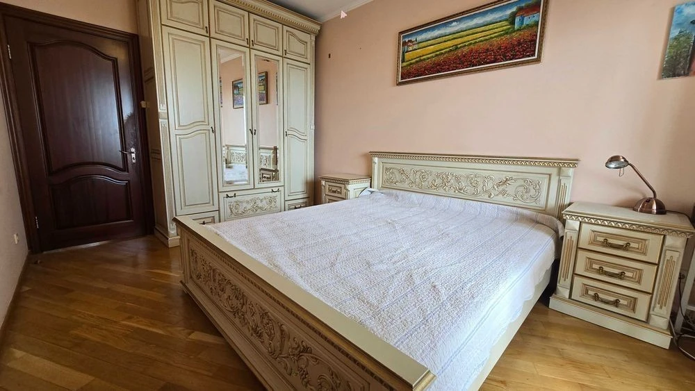 Квартира біля парку, метро Берестейська.