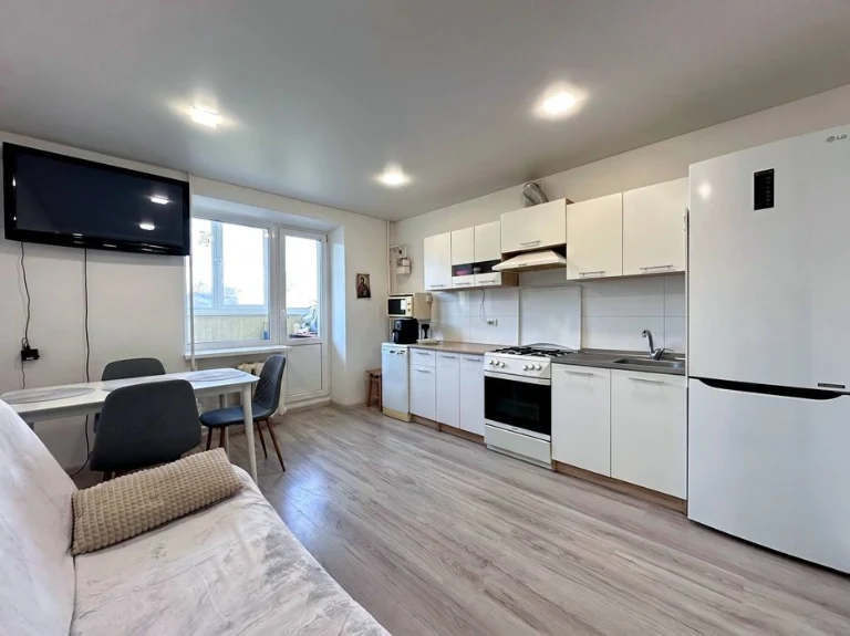I will sell a 3-room apartment, Topolinaya, 7