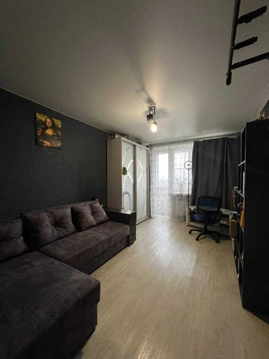For sale 3-room apartment, Zhukovsky Avenue 1, brick, gas, 7th floor