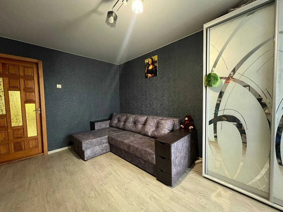 For sale 3-room apartment, Zhukovsky Avenue 1, brick, gas, 7th floor