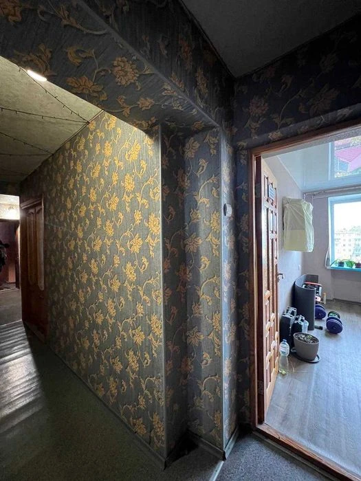For sale 3-room apartment, Zhukovsky Avenue 1, brick, gas, 7th floor