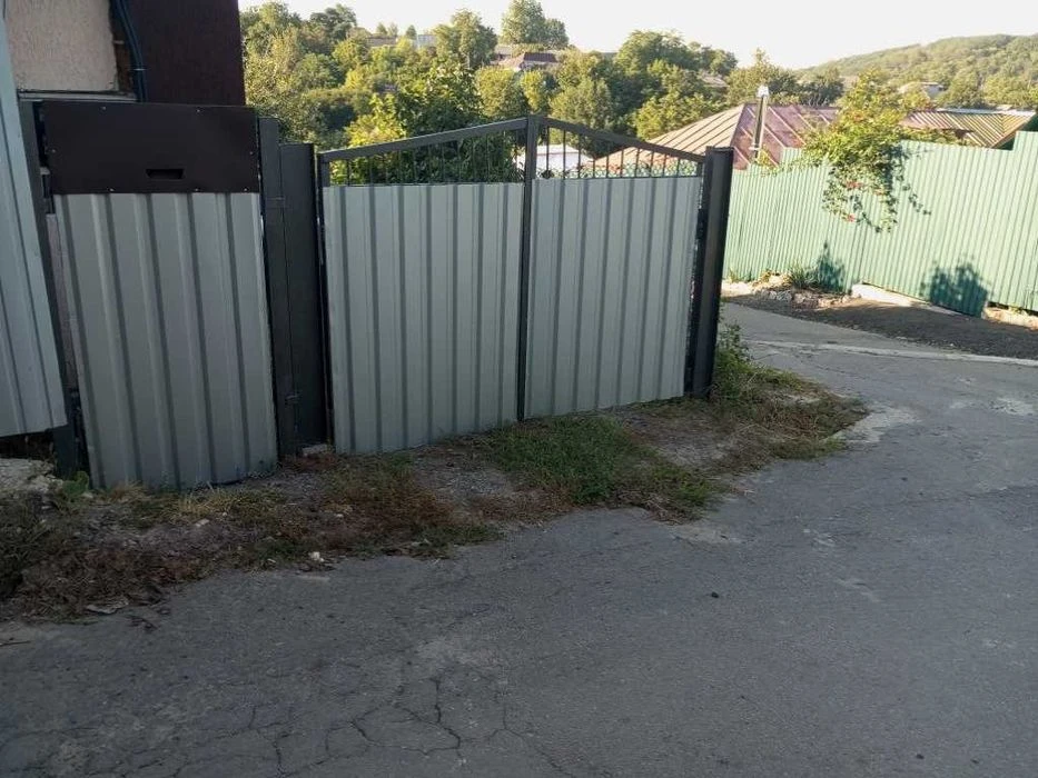 Частина будинку з окремим двором в центральній частині міста