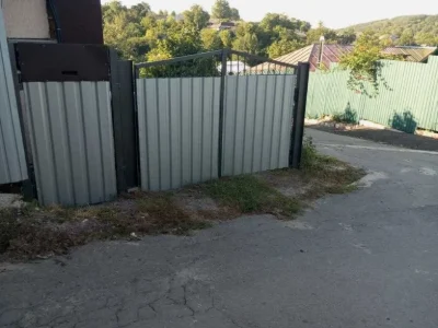 Частина будинку з окремим двором в центральній частині міста