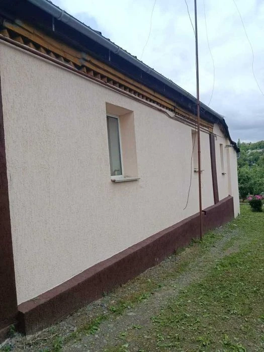 Частина будинку з окремим двором в центральній частині міста