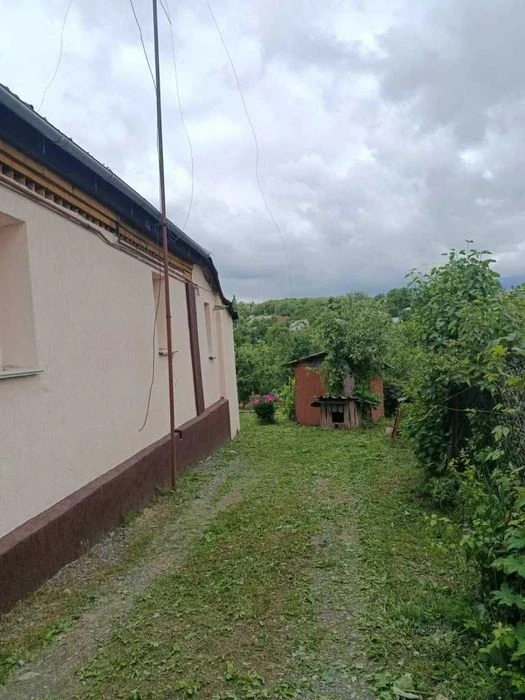 Частина будинку з окремим двором в центральній частині міста