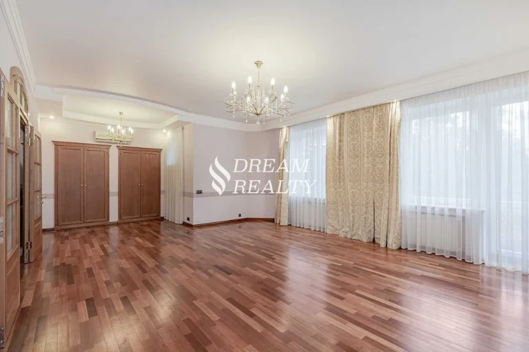 Оренда, вул. Івана Мазепи, 10, 4 кімнати, 155 м², Арсенальна