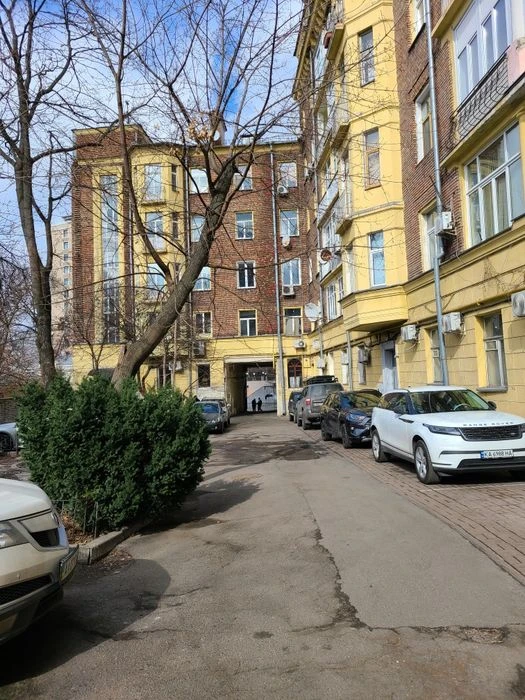 ТИХИЙ ЦЕНТР,Бесарабка 1к с терассой, Мастерской,Гараж,ремонт