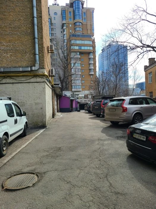 ТИХИЙ ЦЕНТР,Бесарабка 1к с терассой, Мастерской,Гараж,ремонт