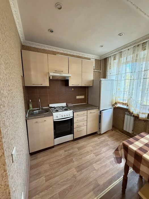 Продам 1 комнатную квартиру . Новые дома , коммунальный рыно