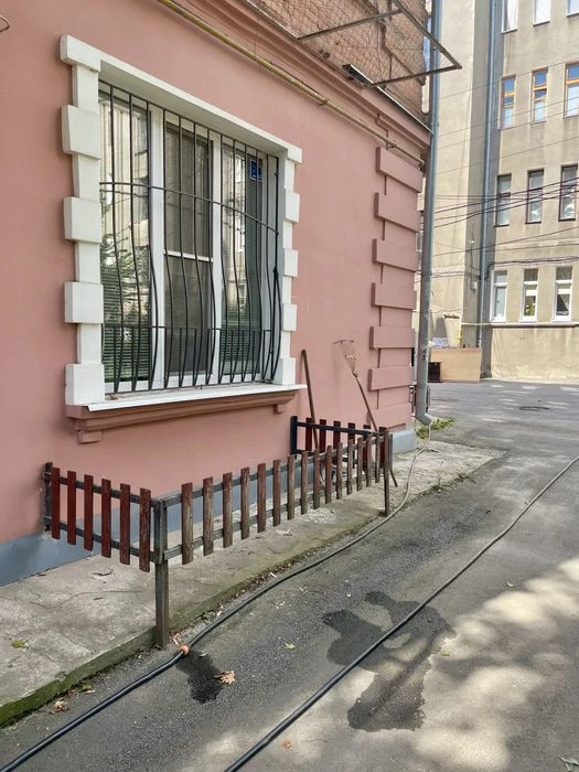 I'm selling a two-room apartment in the center of Yaroslava Mudryo metro station.