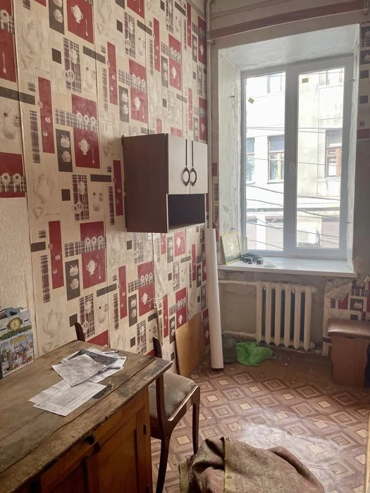 I'm selling a two-room apartment in the center of Yaroslava Mudryo metro station.