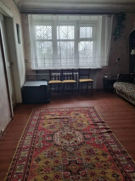 Продам 2ком.квартиру под ваш ремонт.