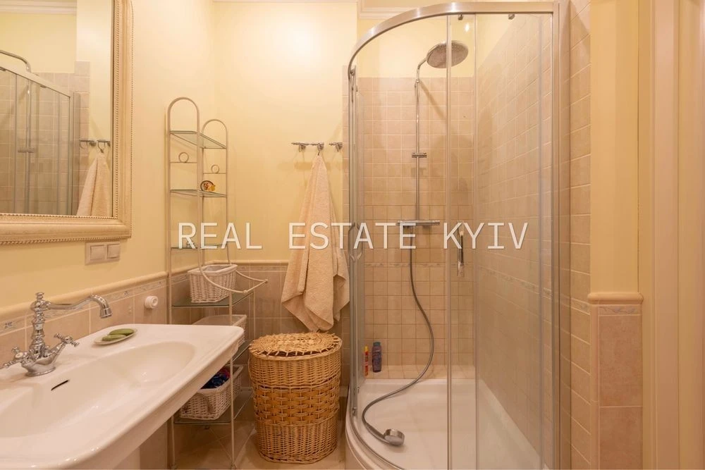 БЕЗ% Оренда 3-кімн квартири на вул Дмитрівська 69
