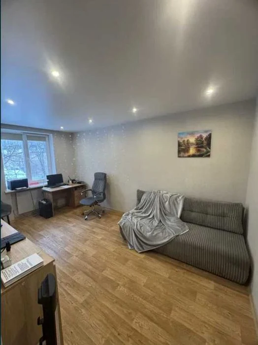 1 room with major renovation in a brick house in the NEZAZHENOST district