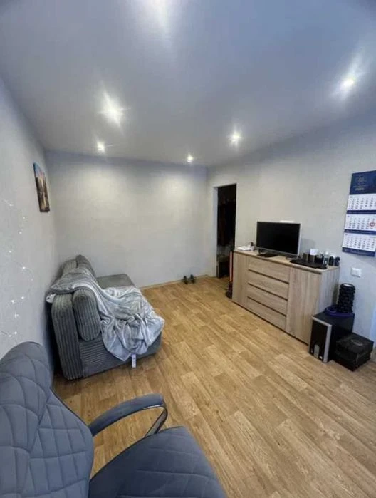 1 room with major renovation in a brick house in the NEZAZHENOST district