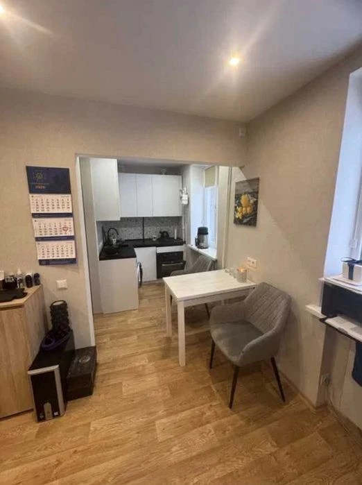1 room with major renovation in a brick house in the NEZAZHENOST district