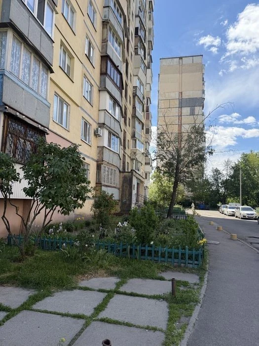Top location! 3-room apartment for sale, Raiduzhnya Dniprovsky St.