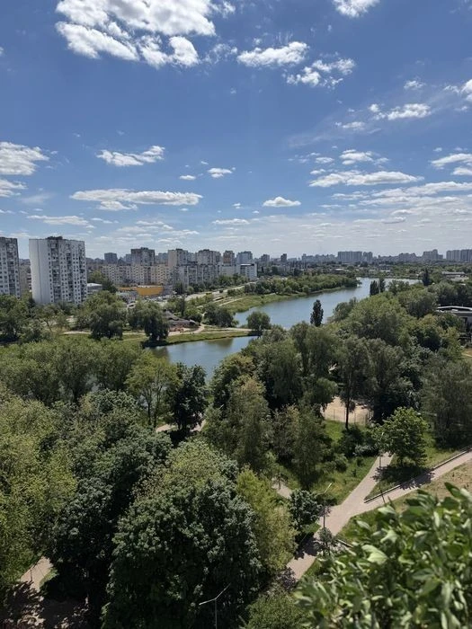 Top location! 3-room apartment for sale, Raiduzhnya Dniprovsky St.