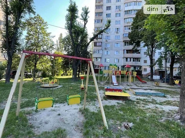 Довготривала оренда 3к квартири на просп. Леся Курбаса 18 •