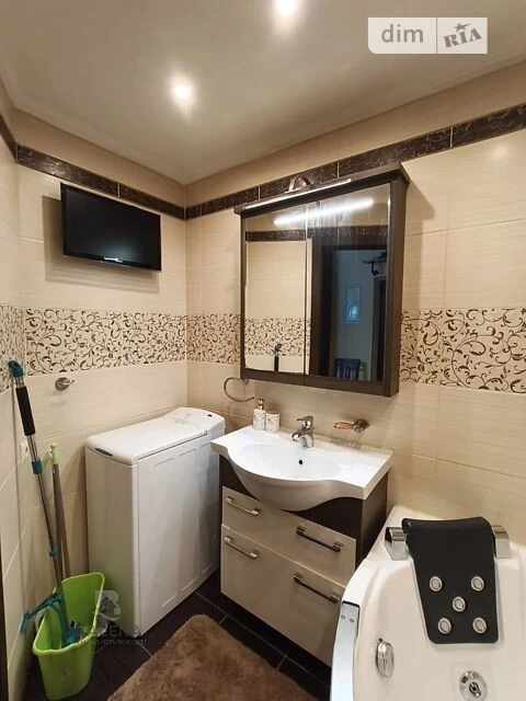 Довготривала оренда 3к квартири на просп. Леся Курбаса 18 •