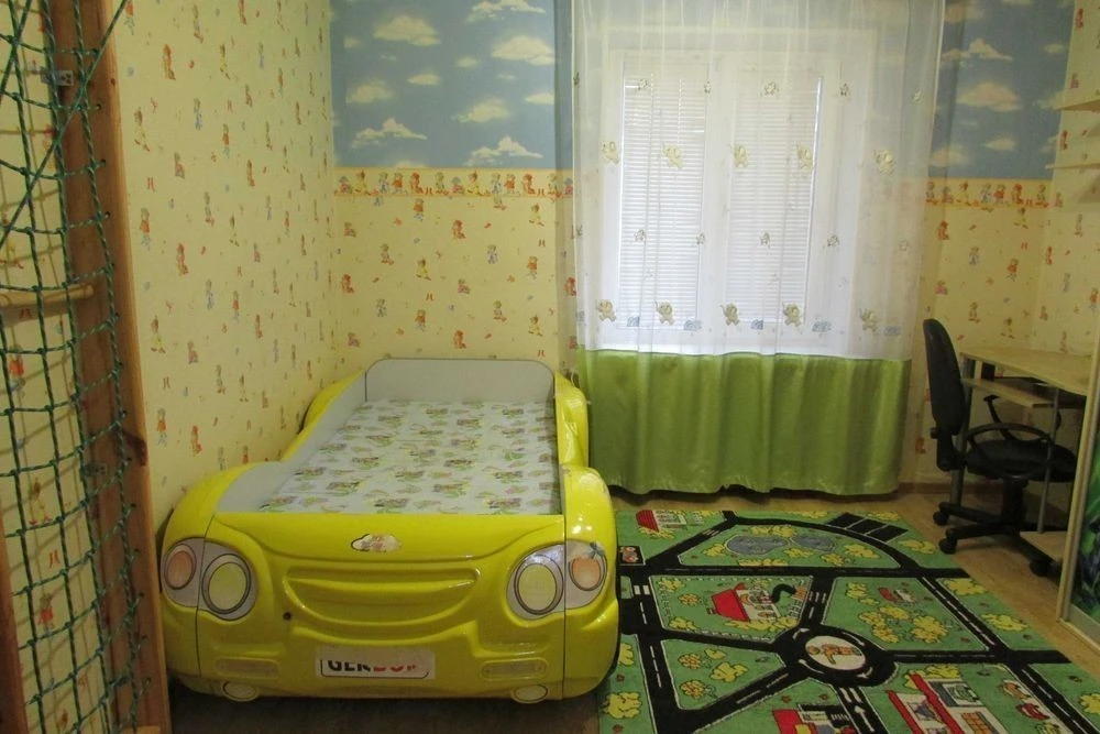Троєщина. ТРЦ "Район". вул. Бальзака, буд. 57