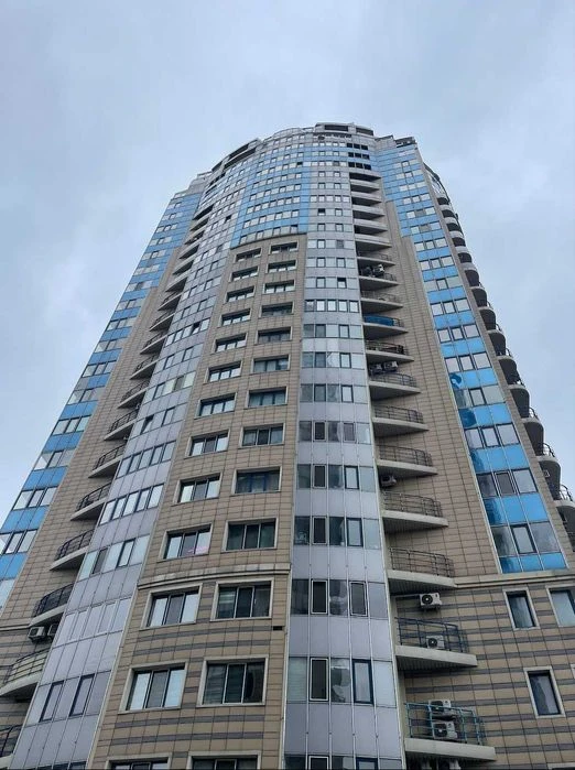 Видова 3-кімнатна квартира біля метро «Житомирська»