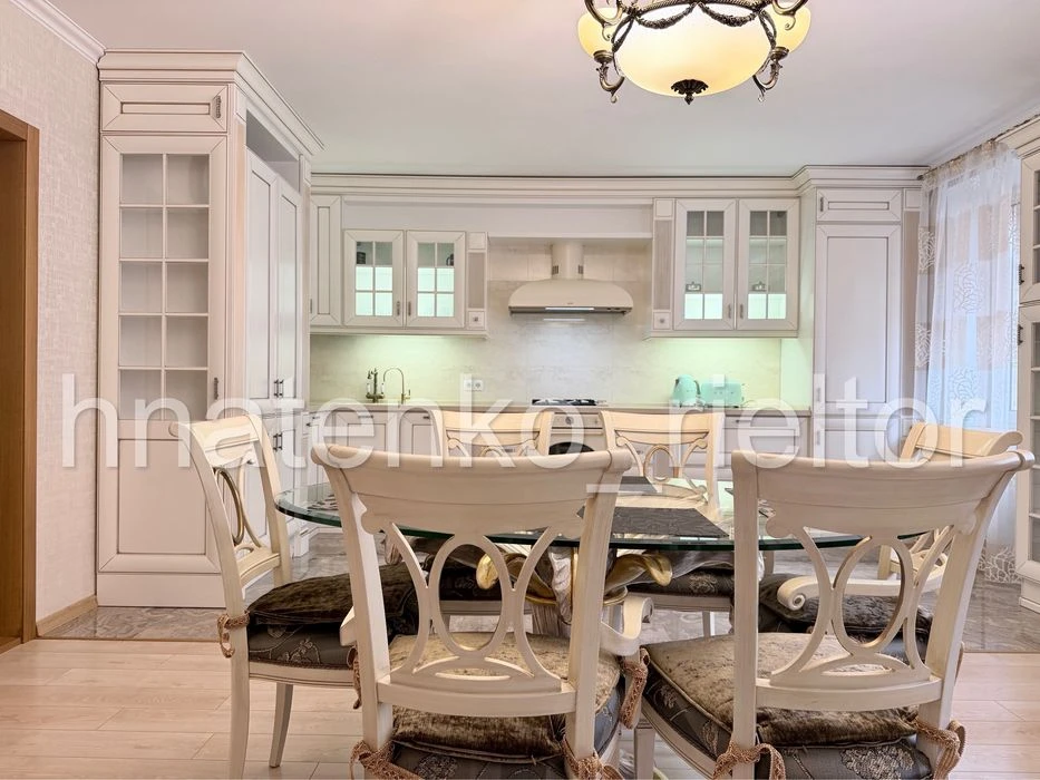 Продаж, 4к квартира, центр, 124м2, Соборності 40д
