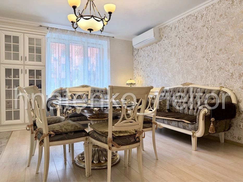 Продаж, 4к квартира, центр, 124м2, Соборності 40д