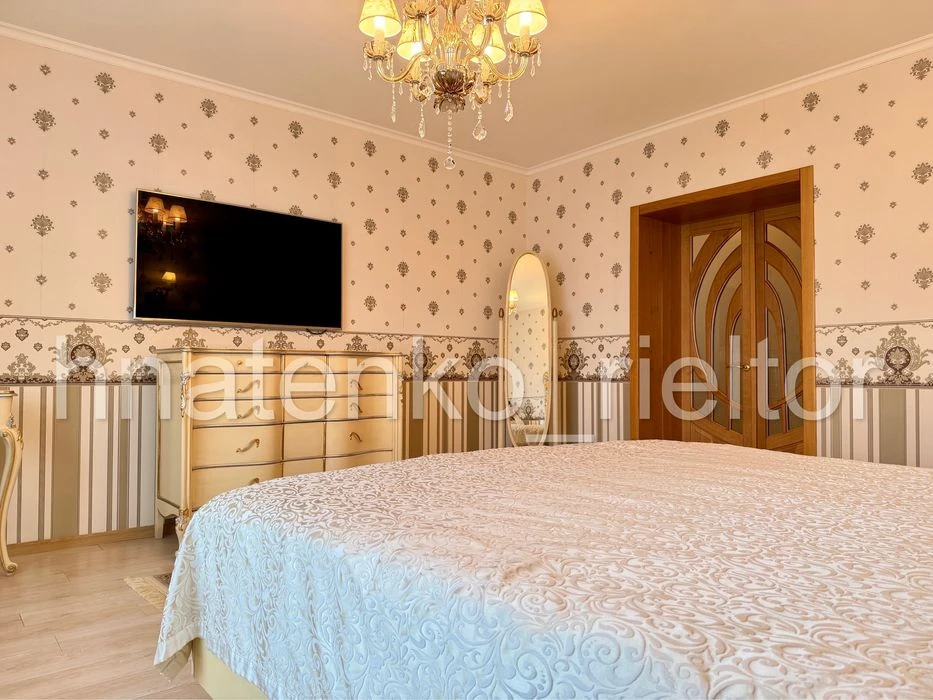 Продаж, 4к квартира, центр, 124м2, Соборності 40д