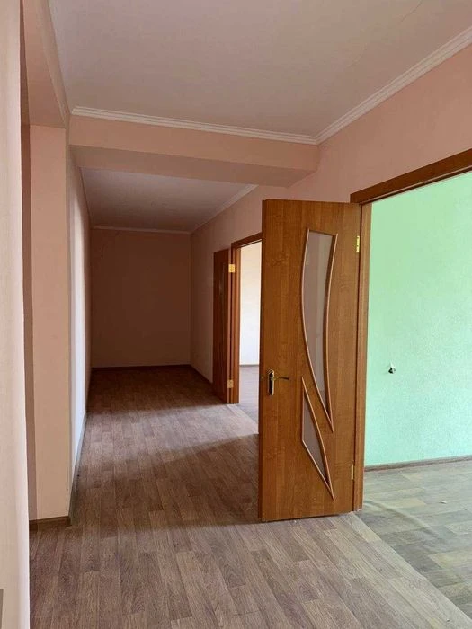 Продається простора 3-кімн. квартира у районі Казбет