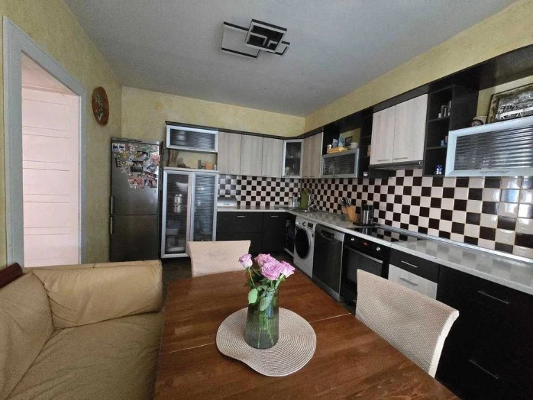 Продаж 2-к. квартири З РЕМОНТОМ 70/32/14м² вул. Зелена 13999