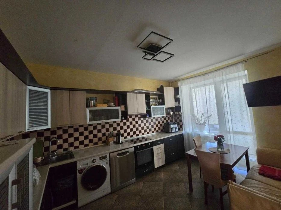 Продаж 2-к. квартири З РЕМОНТОМ 70/32/14м² вул. Зелена 13999