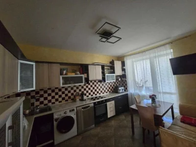 Продаж 2-к. квартири З РЕМОНТОМ 70/32/14м² вул. Зелена 13999