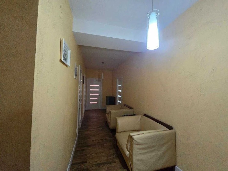 Продаж 2-к. квартири З РЕМОНТОМ 70/32/14м² вул. Зелена 13999